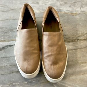 Women's platform VINCE shoes. Camel color. Suede. Super comfortable.